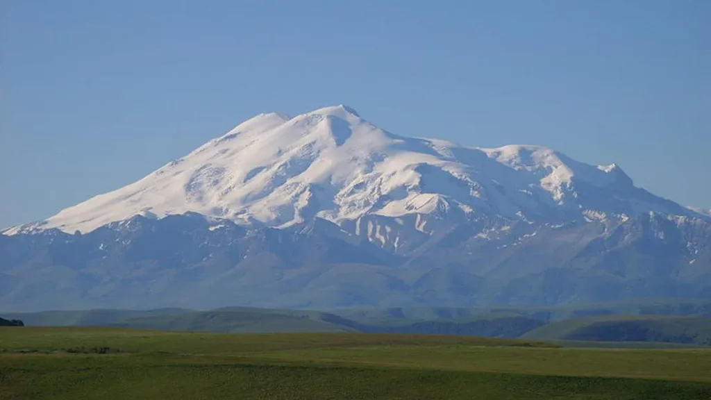 Mengenal gunung terpopuler di dunia - Gunung Elbrus 