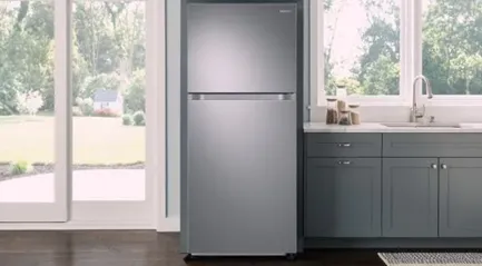 Samsung Top Freezer Kulkas dengan FlexZone dan Ice Maker dalam Stainless Steel RT18M6215SR