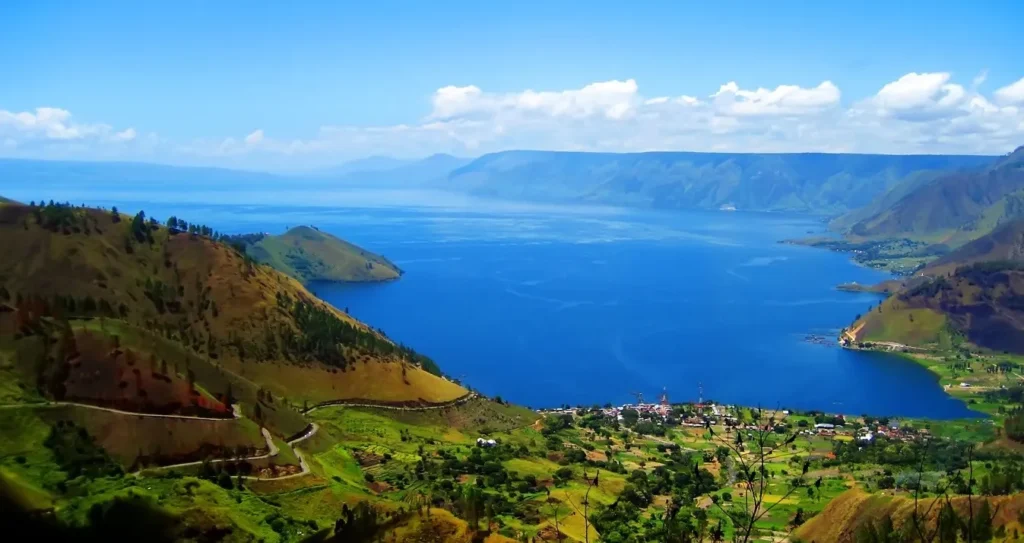 Destinasi Wisata Alam di Indonesia yang Wajib Dikunjungi: Danau Toba