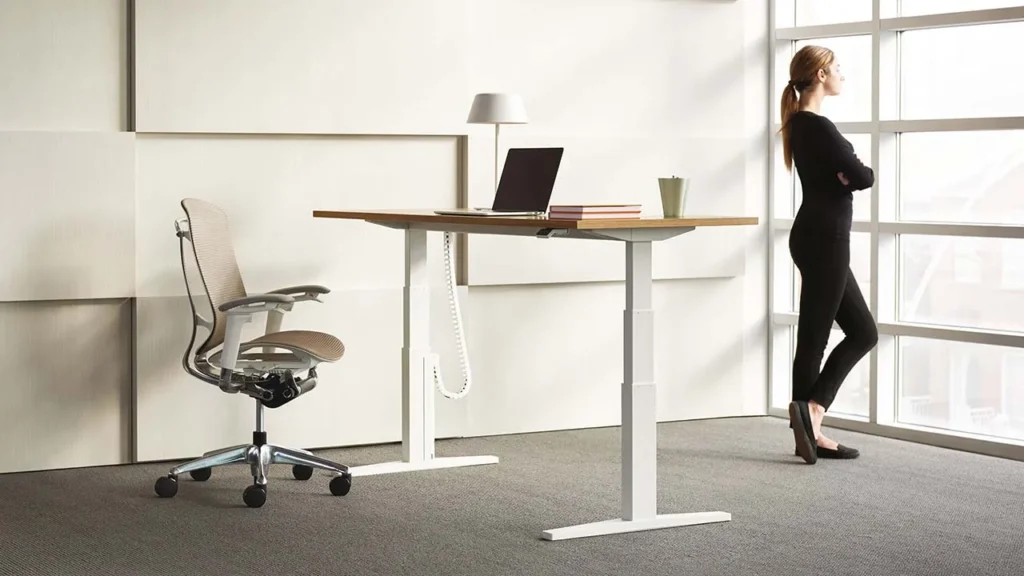 Gadget Wajib untuk Kantor Home Office: Meja Standing (adjustable desk)