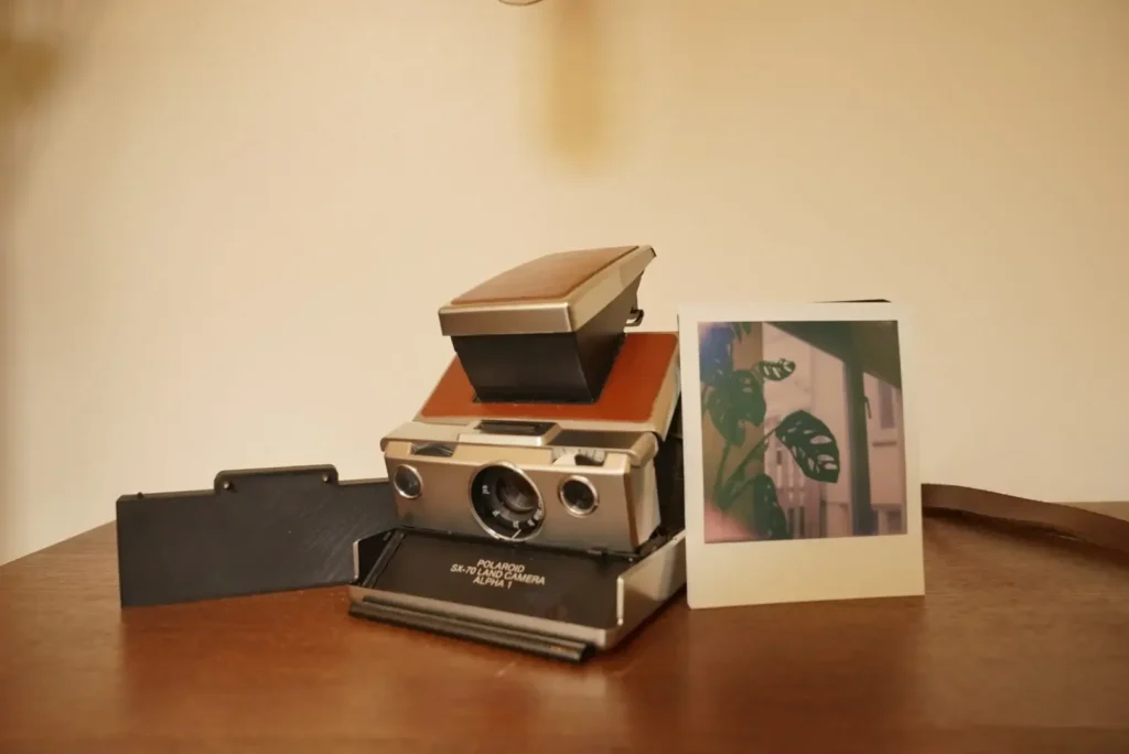 Produk kamera terkenal membuat fotografi lebih mudah: Polaroid SX-70