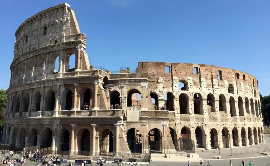 Gedung terkenal warisan arsitektur dunia: Colosseum - Italia