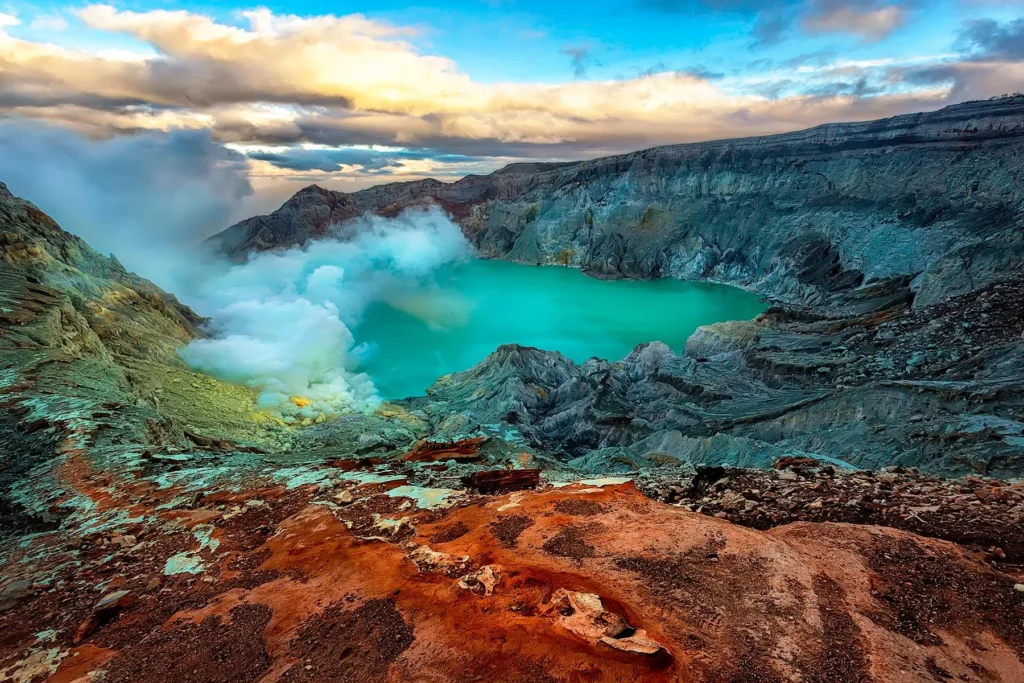 Destinasi Wisata Terindah yang Jarang Diketahui: Kawah Ijen, Indonesia